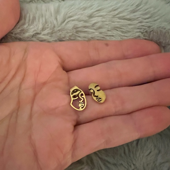 Abstract gold faces stud earrings - Picture 3 of 5